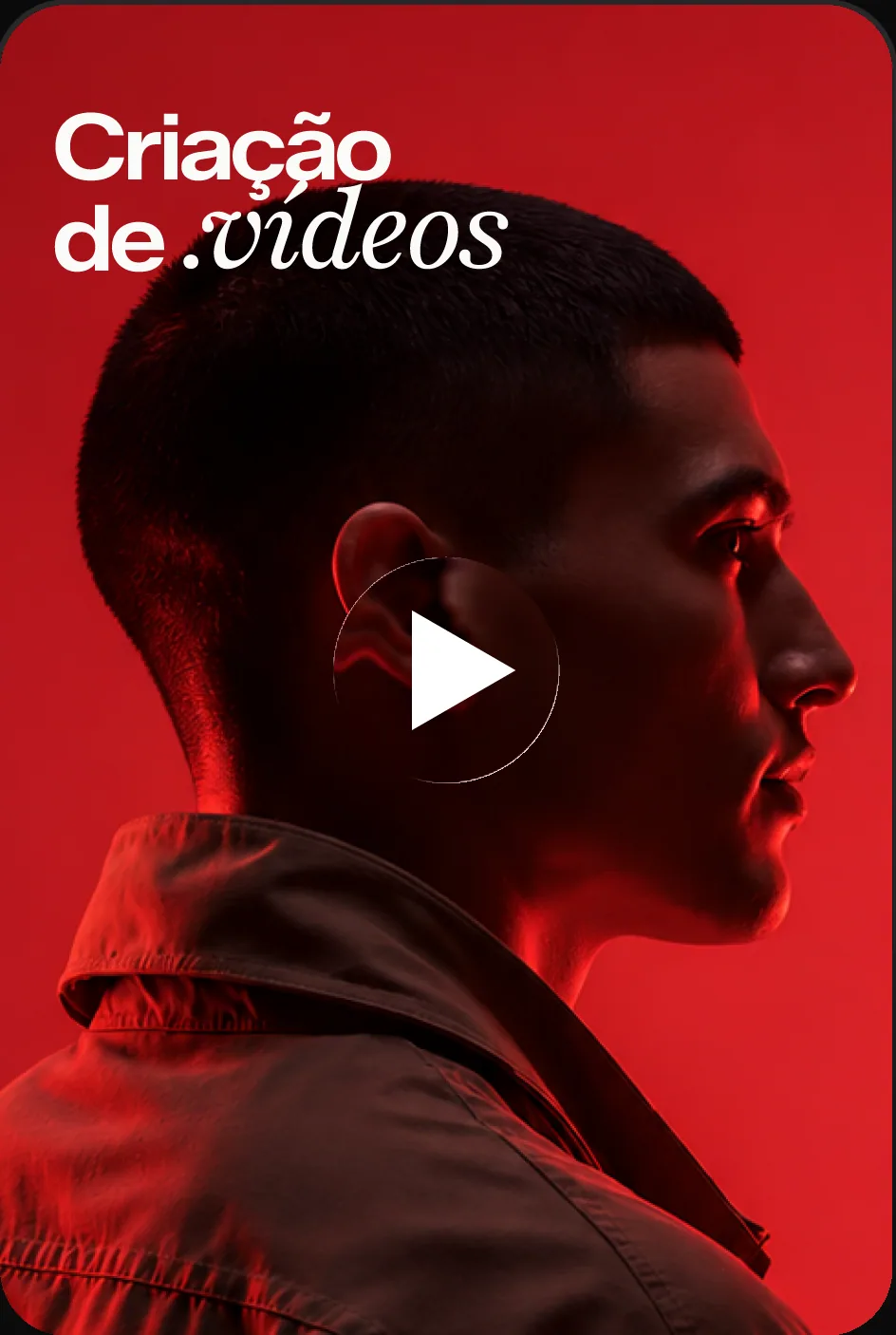Criação de vídeos: perfil de um homem sob luz vermelha com um botão de play